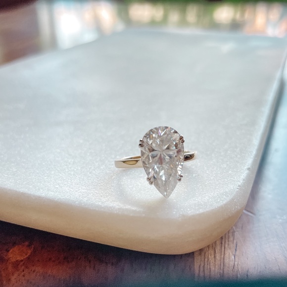 14k Gold, 6ct Elongated Pear Ring - Picture 4 of 8